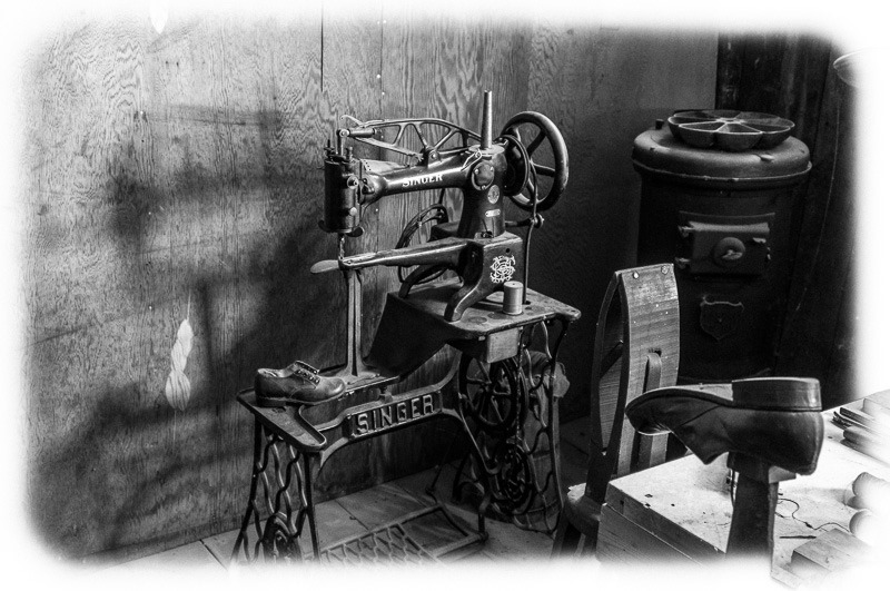 Singer sewing machine for leather