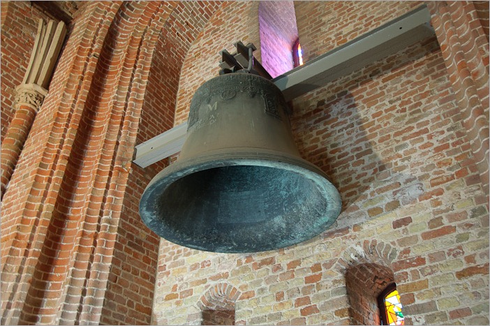 The smaller bell, 2000kg