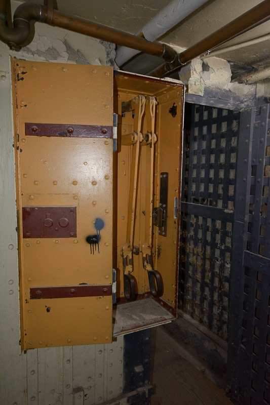 Central locking of the cells