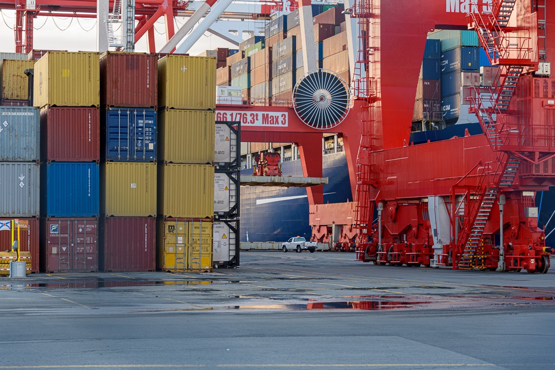 Moving in stabilisers between containers