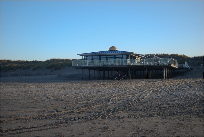 Restaurant overlooking the beach