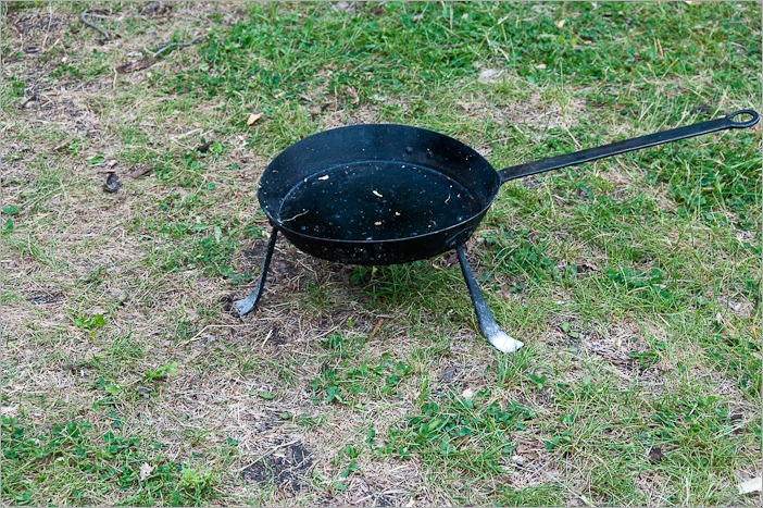 Three legged pan